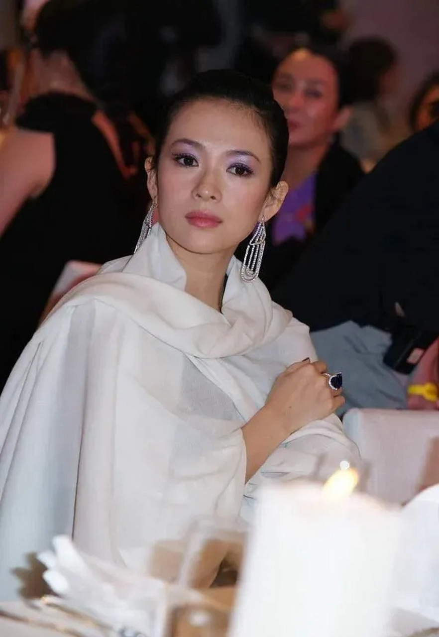 全心全意地照顾着孩子 章子怡曾散发着母性光辉,女儿醒醒出生后,她更