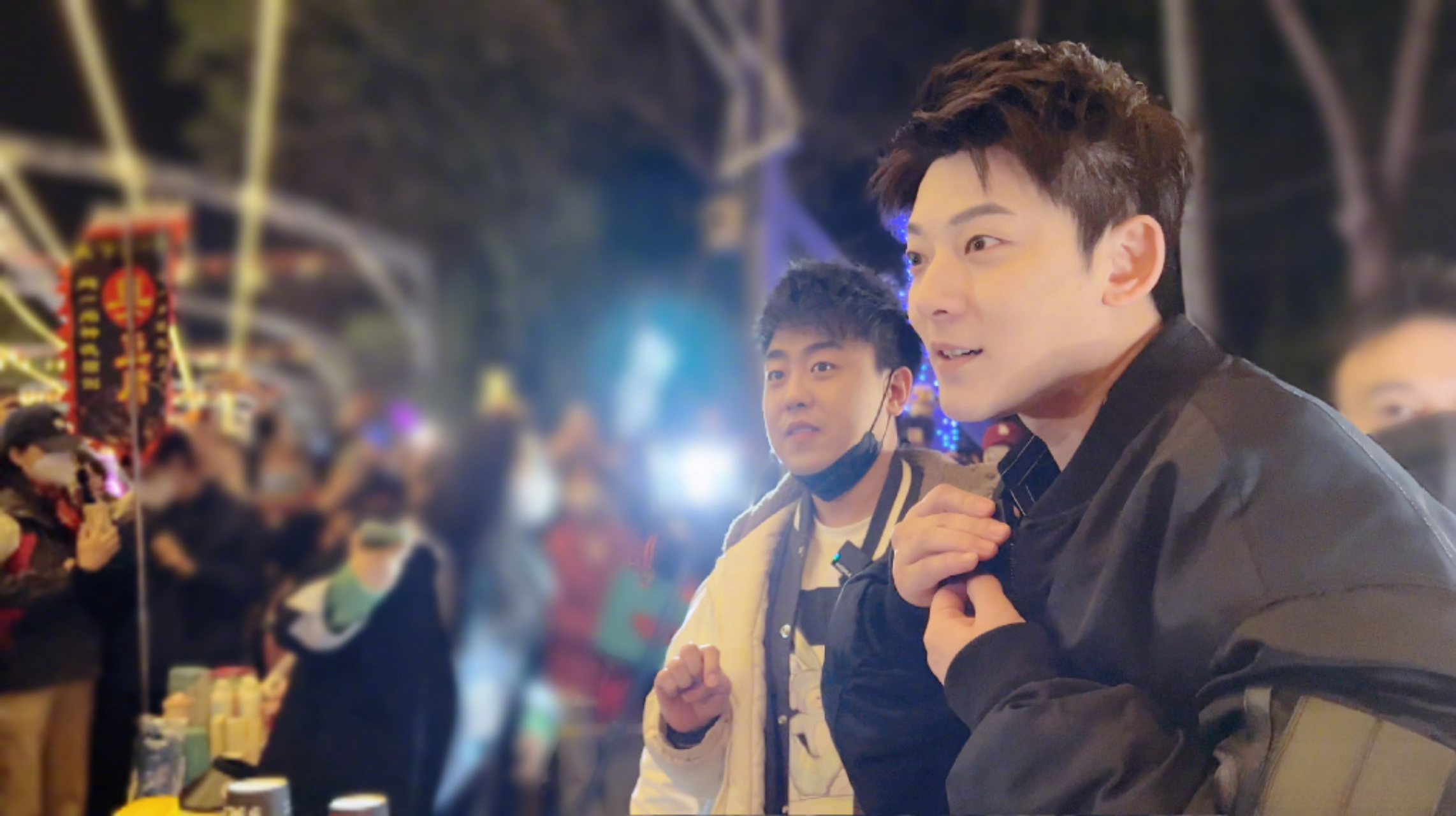 网友偶遇陈翔夜市摆摊!