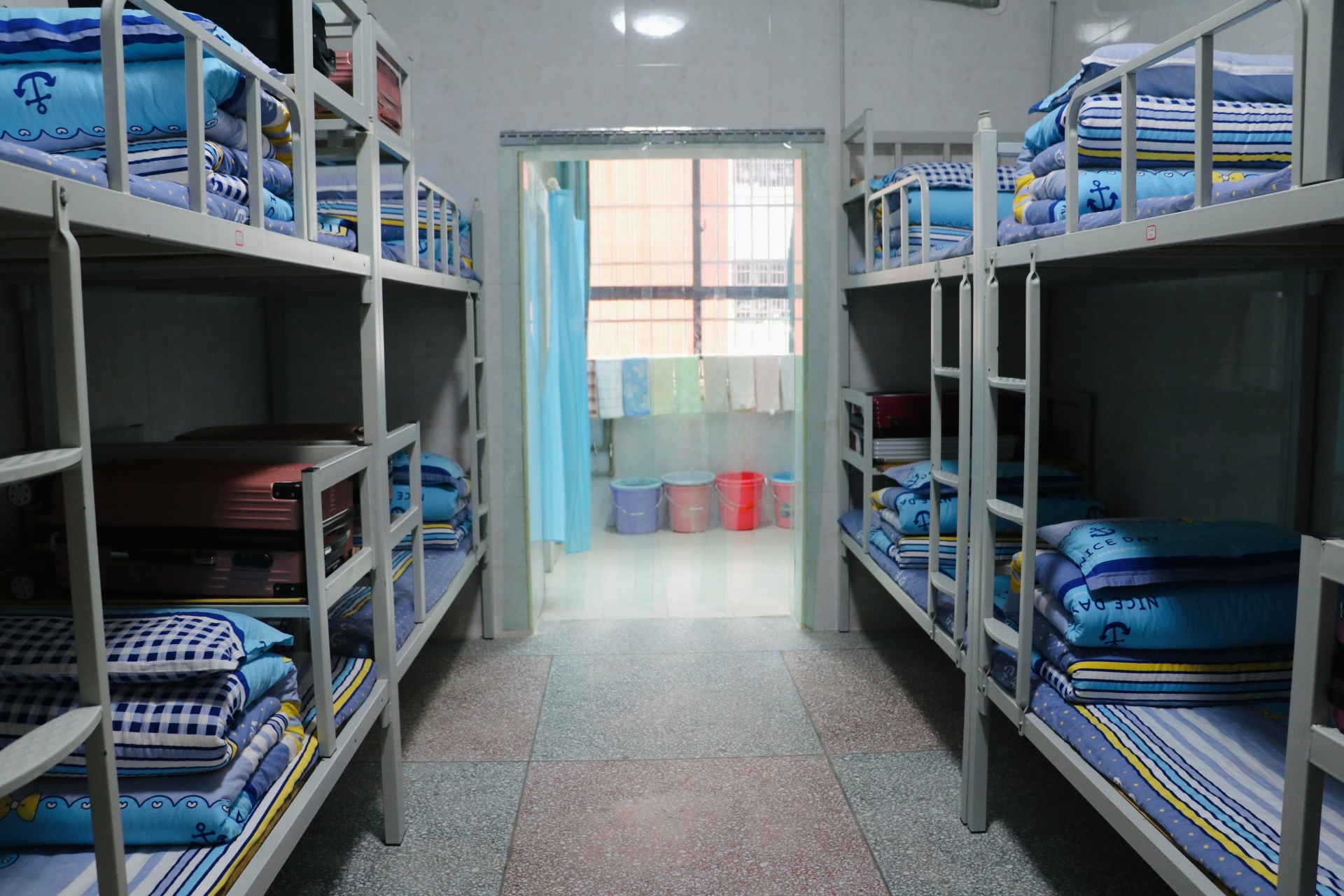 问他原因,他说宿舍环境太差了,而且八人一间宿舍,洗澡用卫生间的