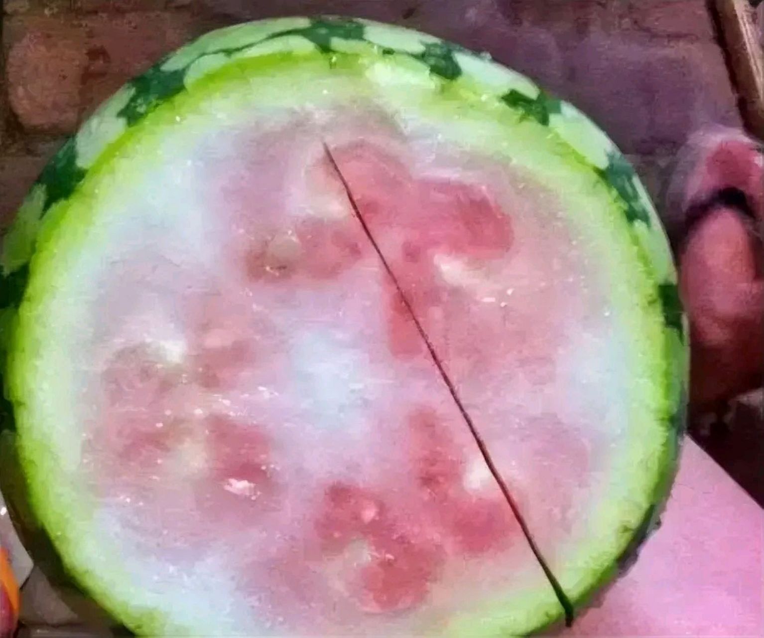 去超市买了一个西瓜,打秤时问工作人员,这瓜保不保熟?