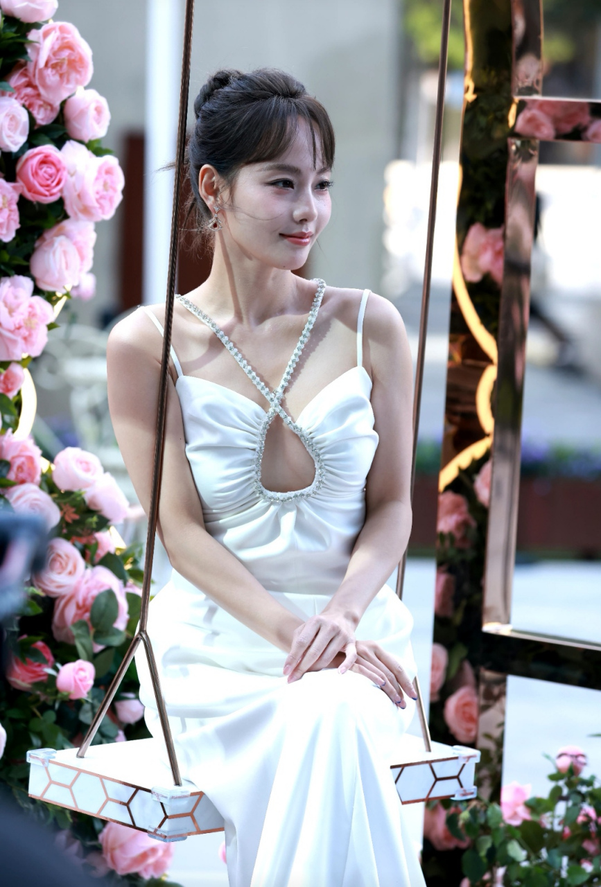 张嘉倪,白色吊带镂空裙,大气性感又可爱
