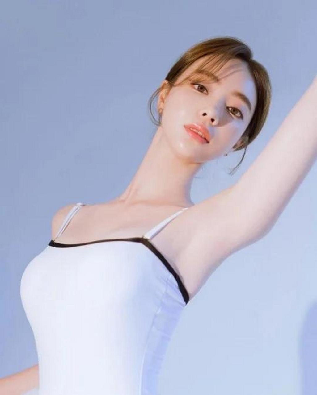 韩国女艺人梁婧媛此前在社交平台发布一组近照,白皙肌肤,曲线身材
