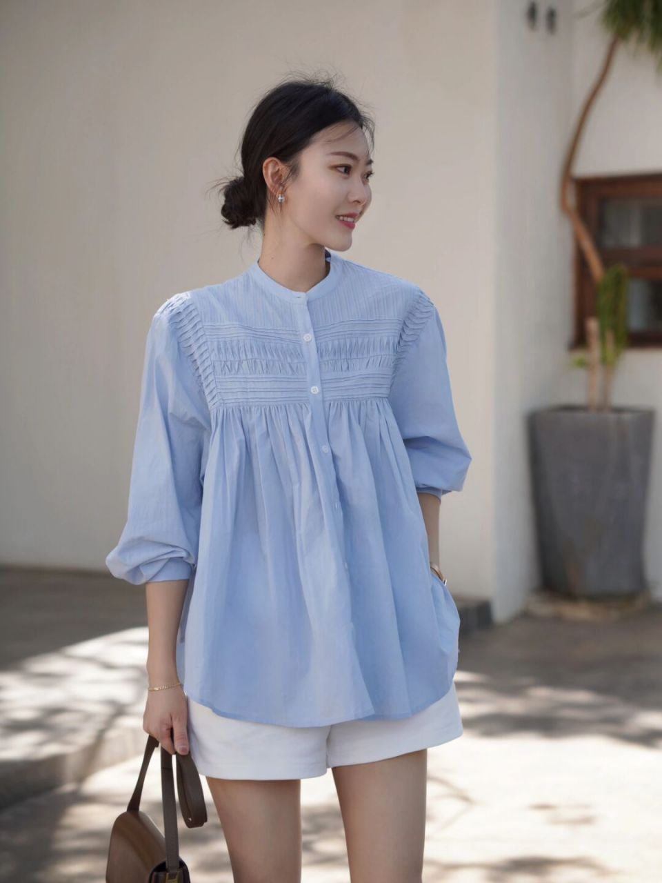 可以选择蓝色的衬衫上衣,搭配上白色短裤,这样的穿搭属于下半身适中