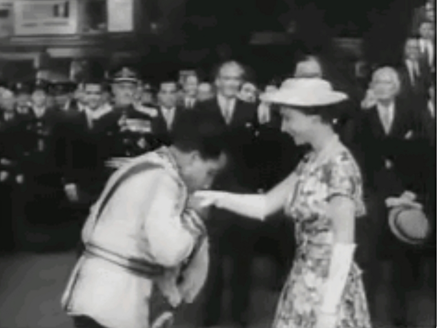 这张照片拍摄于1956年,21岁的"末代国王"费萨尔二世向30岁的女王行吻