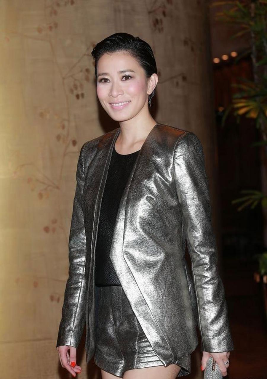 这个美女她叫余诗曼,中国香港女演员,余诗曼在吴启华版的《倚天屠龙记