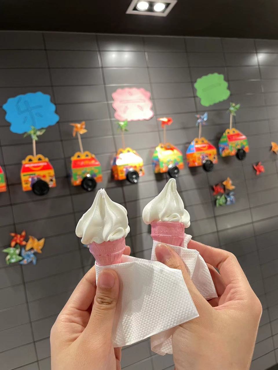 麦当劳超级可爱的小甜筒90粉色真的好满足少女心呀!