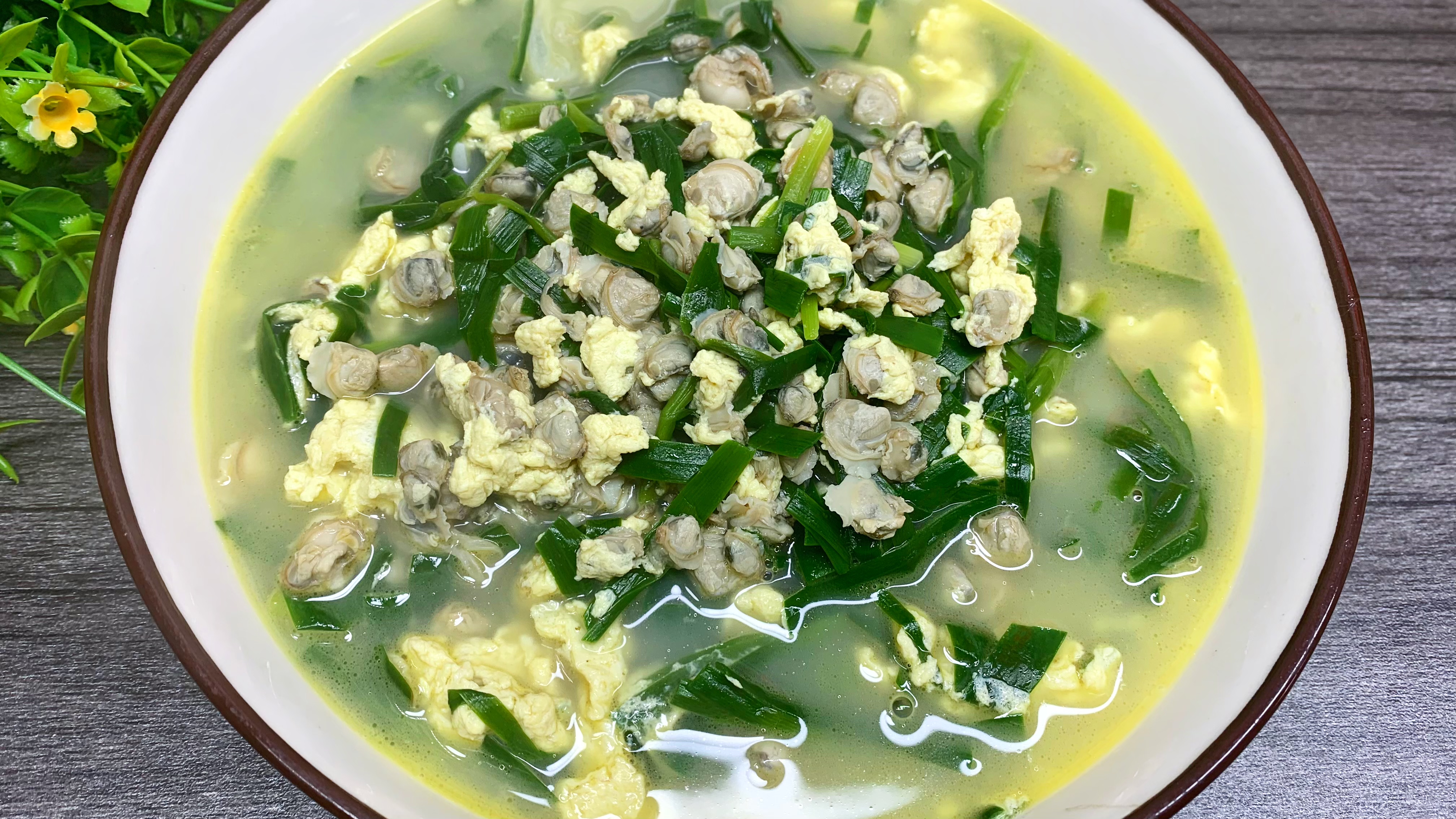 苏北盐城农家菜,韭菜蚬肉鸡蛋汤,汤鲜美味,营养丰富又好喝