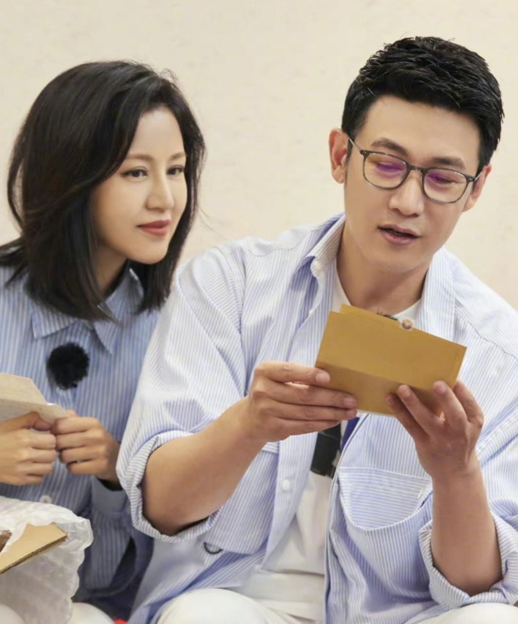 陆毅和老婆穿情侣装录综艺,两口子都是蓝色条纹衫加白裤子,扮相清爽显