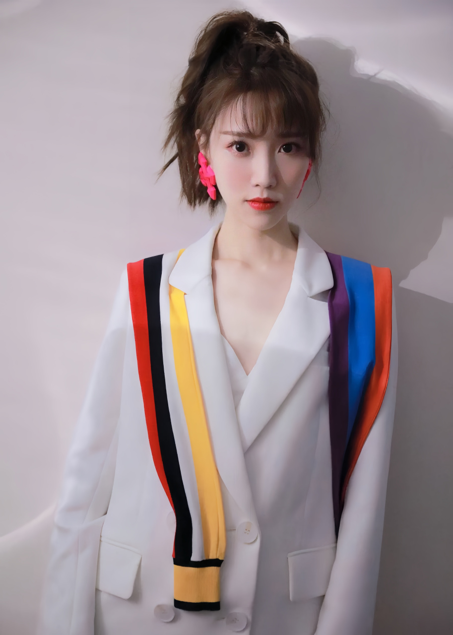 江苏卫视主持人张纯烨:时尚的教科书  江苏卫视主持人张纯烨近日在