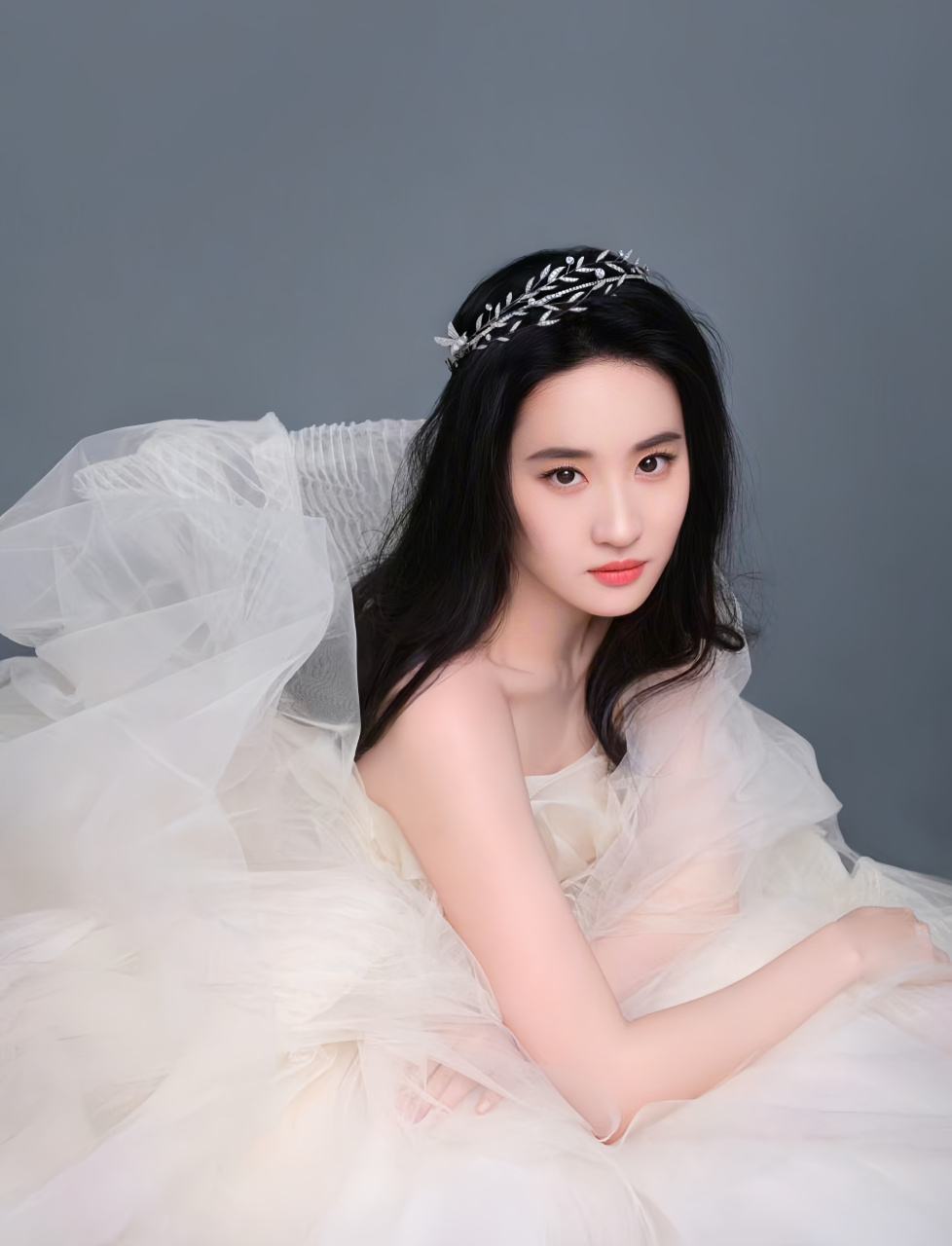我仙本仙 刘亦菲瞬间心动美图 仙气值满满#刘亦菲# #明星穿搭# #养眼