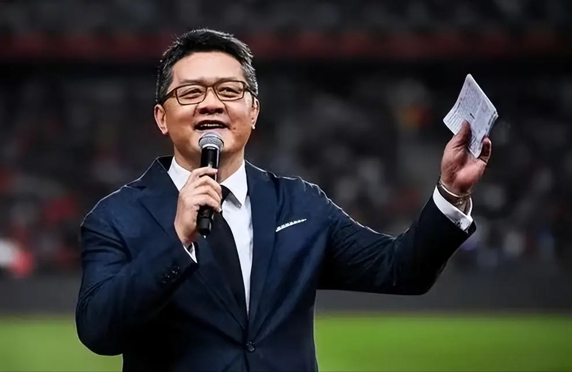 2007年,正在直播奥运新闻发布会时,央视主持人张斌的妻子突然冲上台