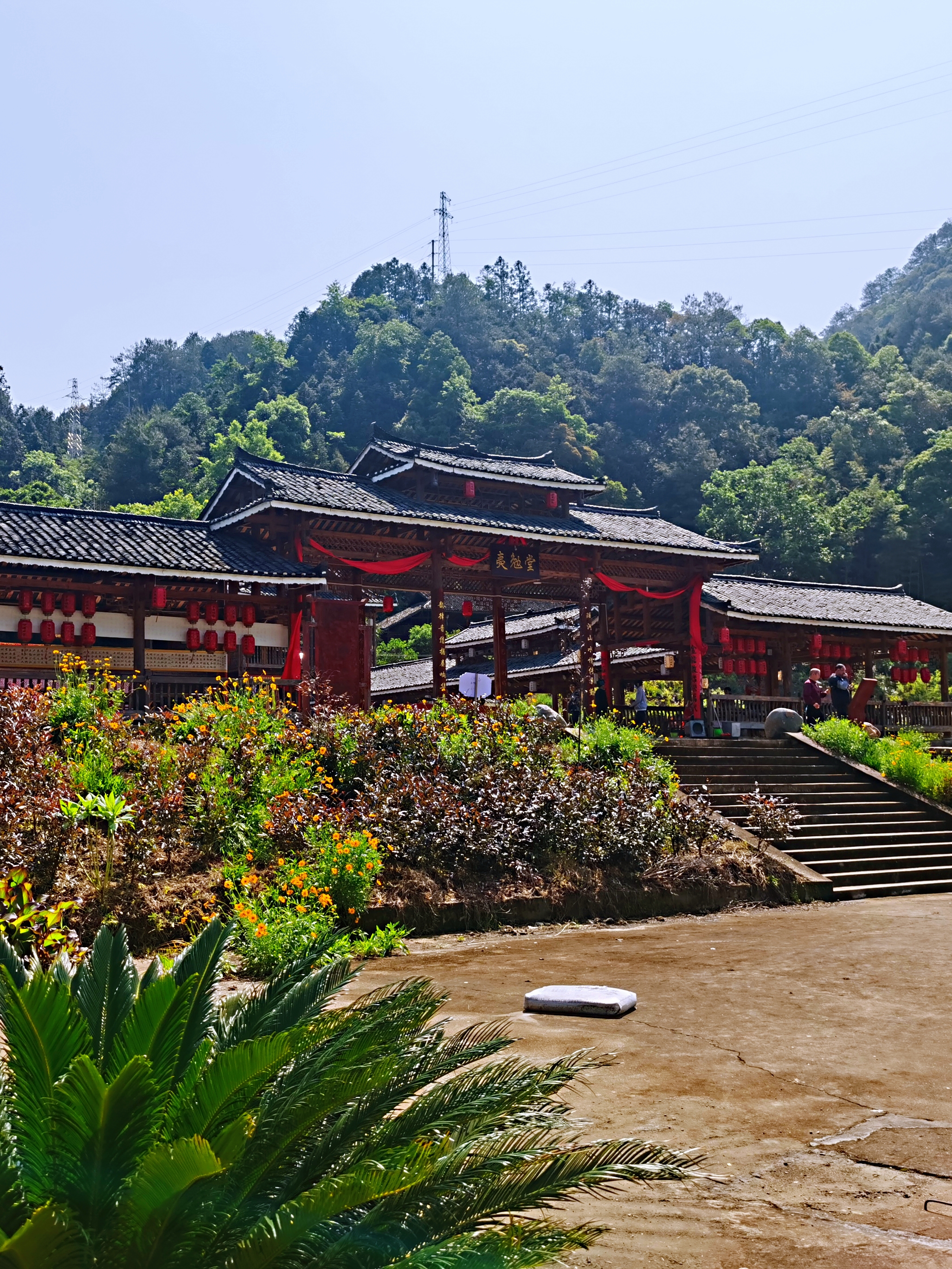 千年瑶寨 千年瑶寨很多,这座瑶寨位于湖南永州江华,名字叫桐冲口村,是