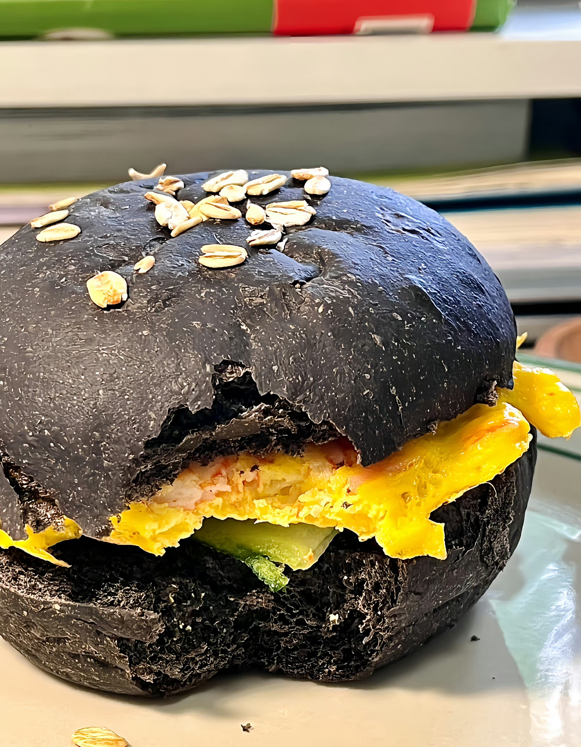 墨鱼蟹柳鸡蛋黄瓜汉堡