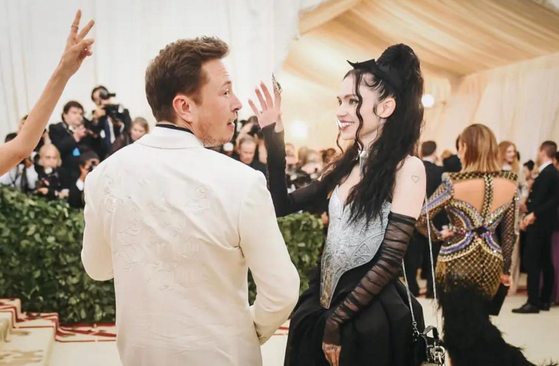 马斯克太抠门,他的前女友格莱姆斯在接受采访时吐槽说,马斯克的生活