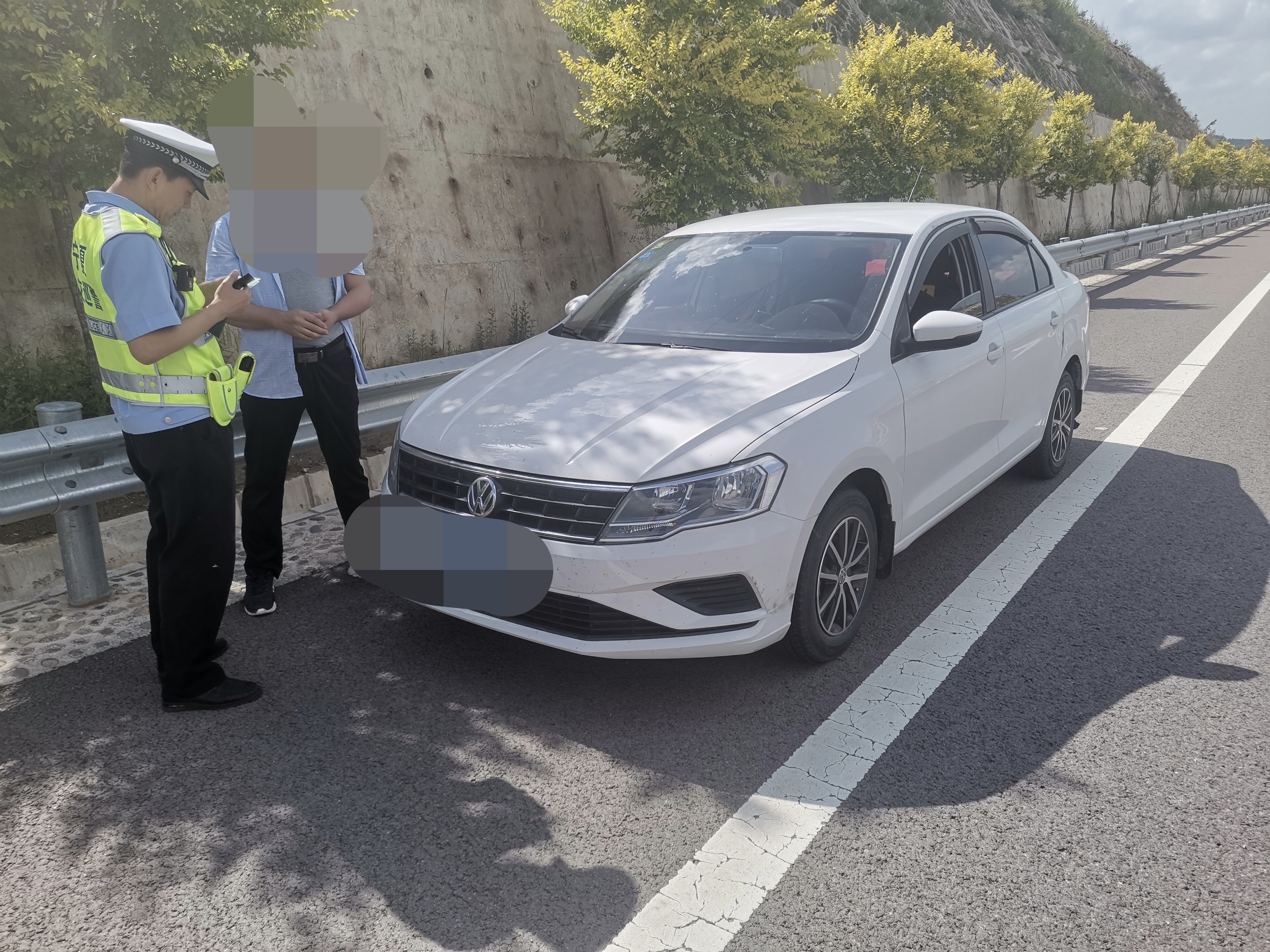 福建尤溪,男子应急车道停车,前后.@辩案析法的动态