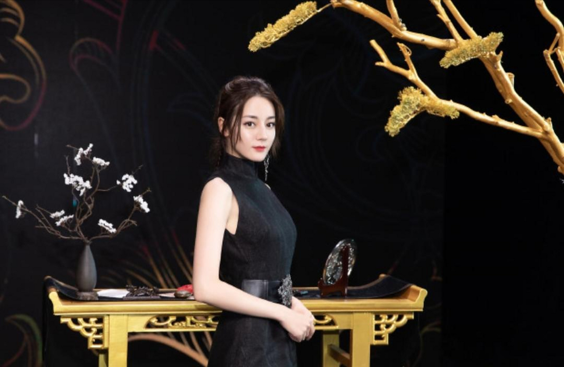 看迪丽热巴穿着黑色旗袍犹如人间尤物,看她那窈窕的身姿,楚楚动人,肤