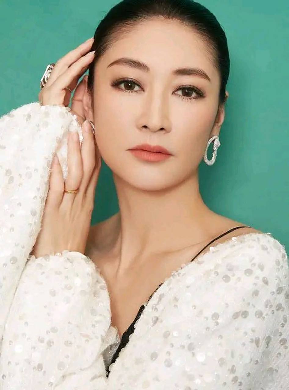 最早应该是在《女子特警队》认识沙学丽扮演者梁静