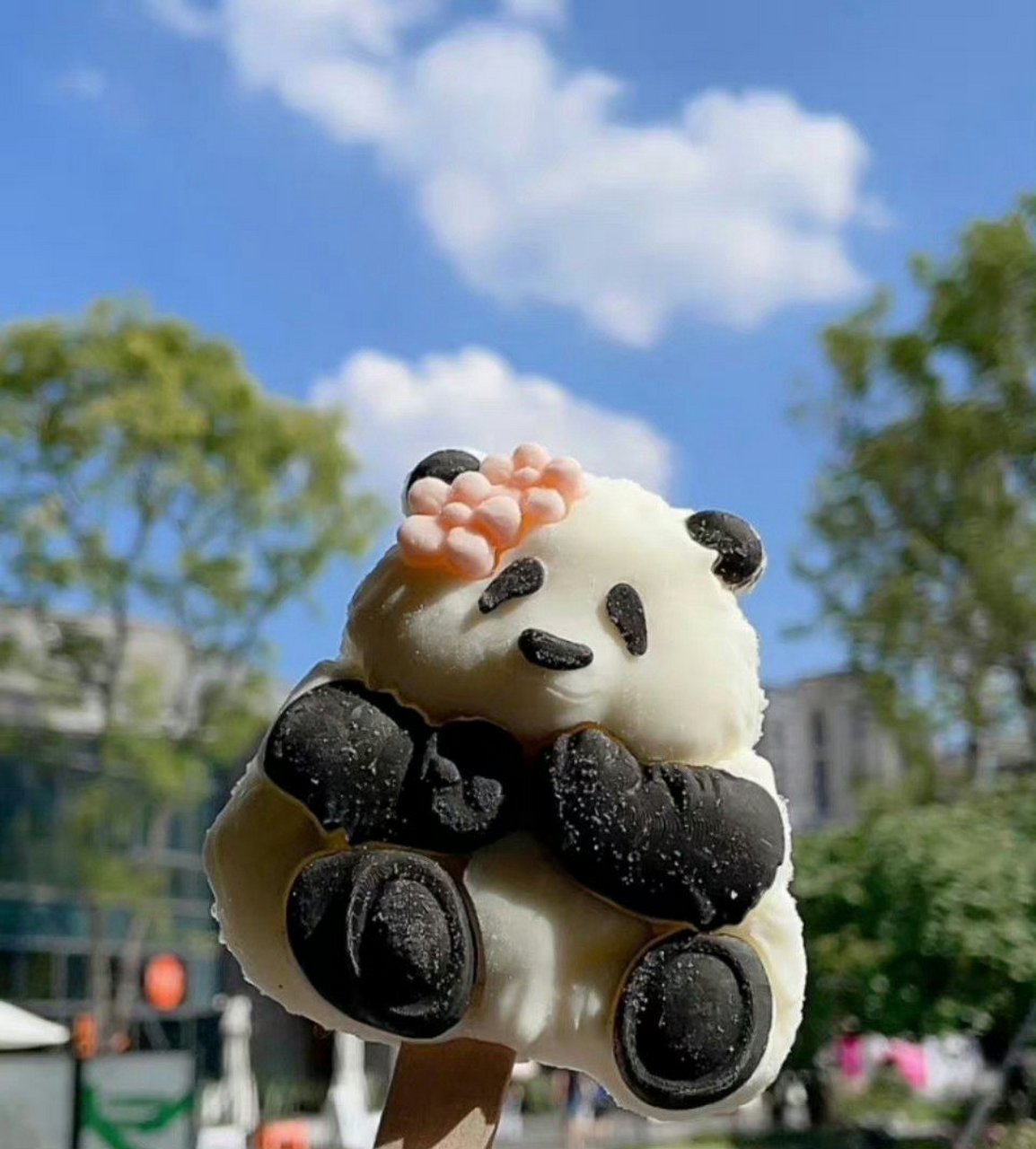 成都给花花出了个雪糕# 大熊猫花花出冰淇淋了,造型可爱,这造型的