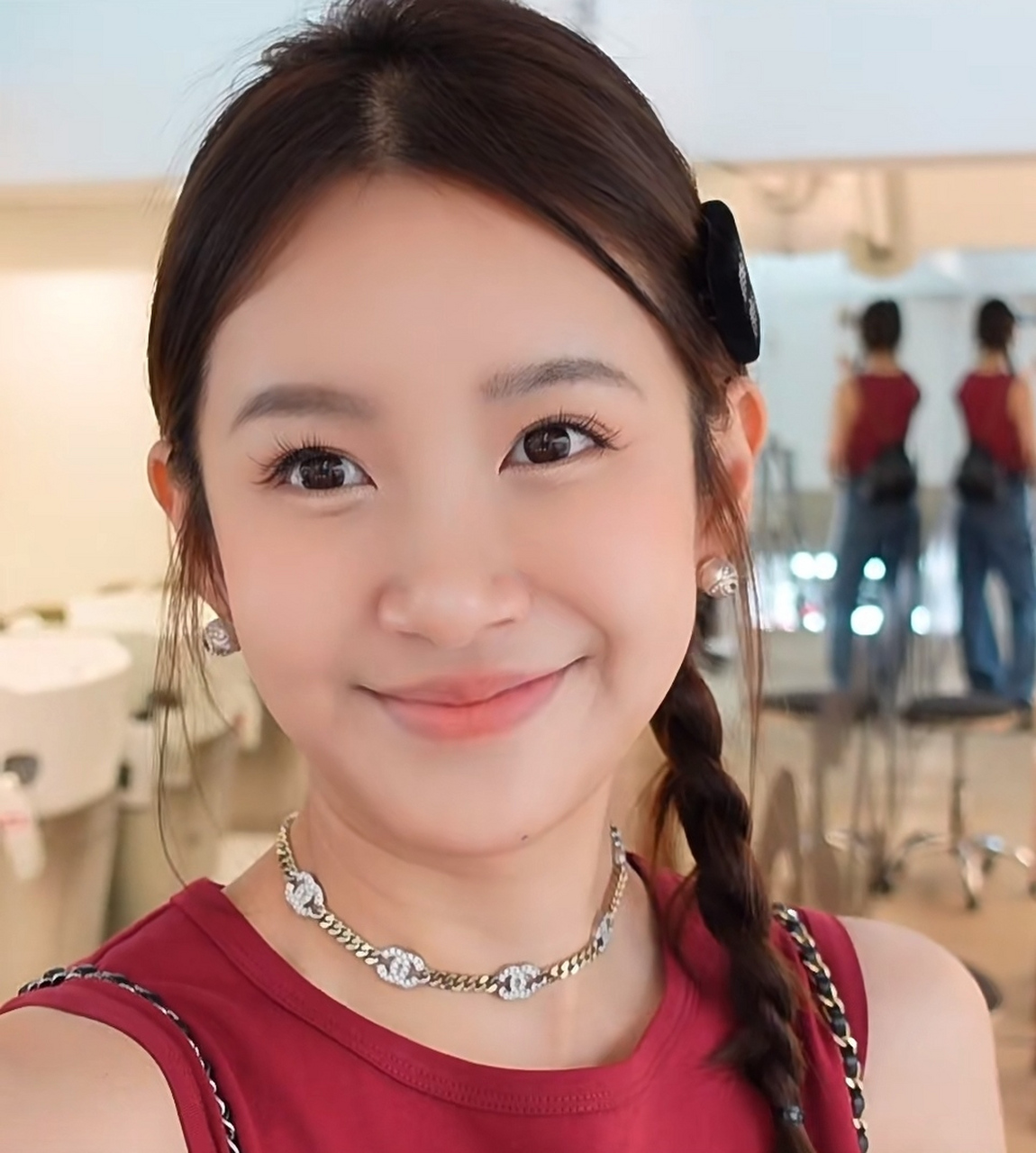 张子萱自拍没开美颜,脸型变圆润了,脖子上也有几道褶子,比精修是差了