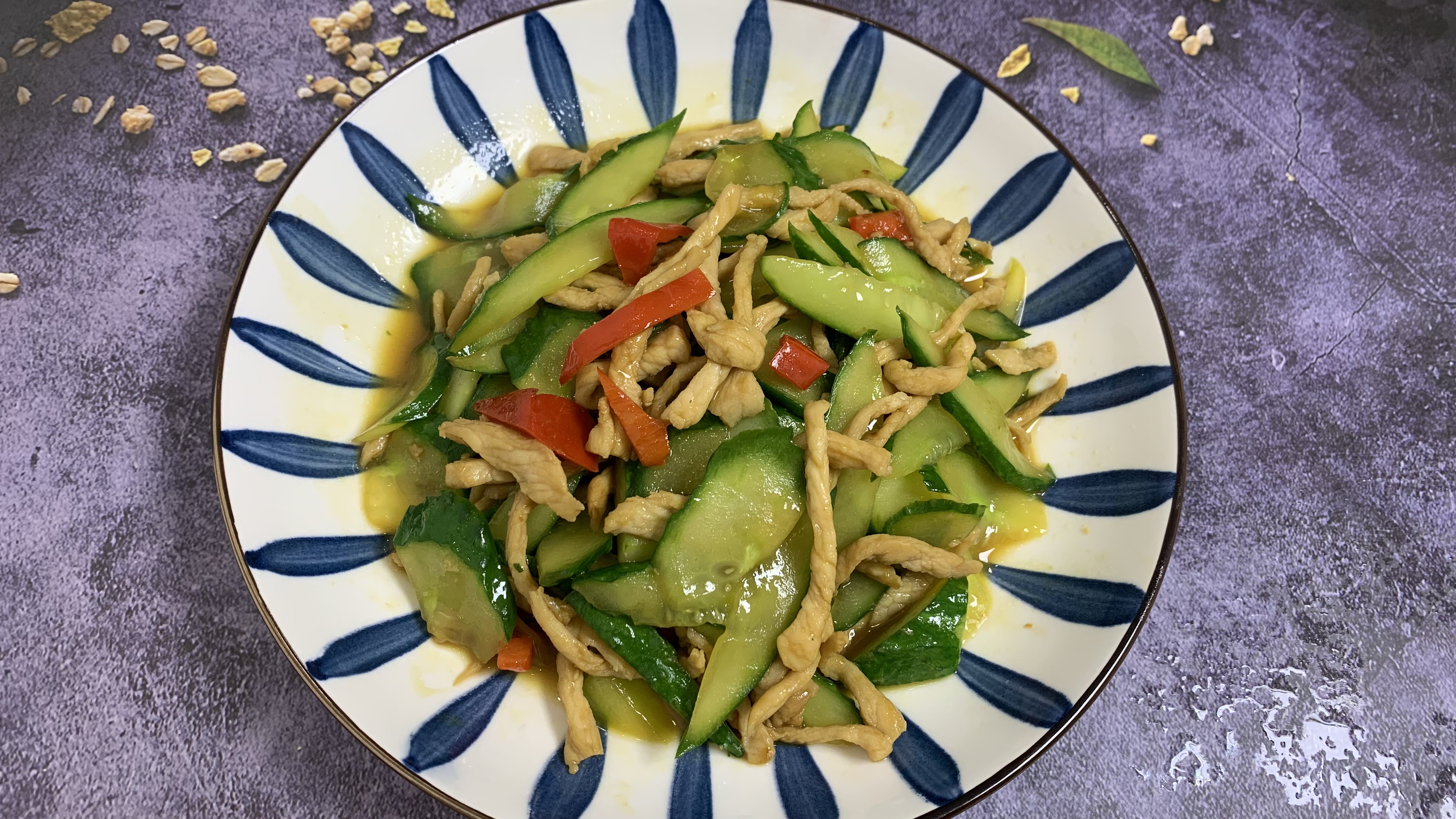 黄瓜炒肉丝家常做法,黄瓜清脆入味,肉丝滑嫩爽口,真的太香了