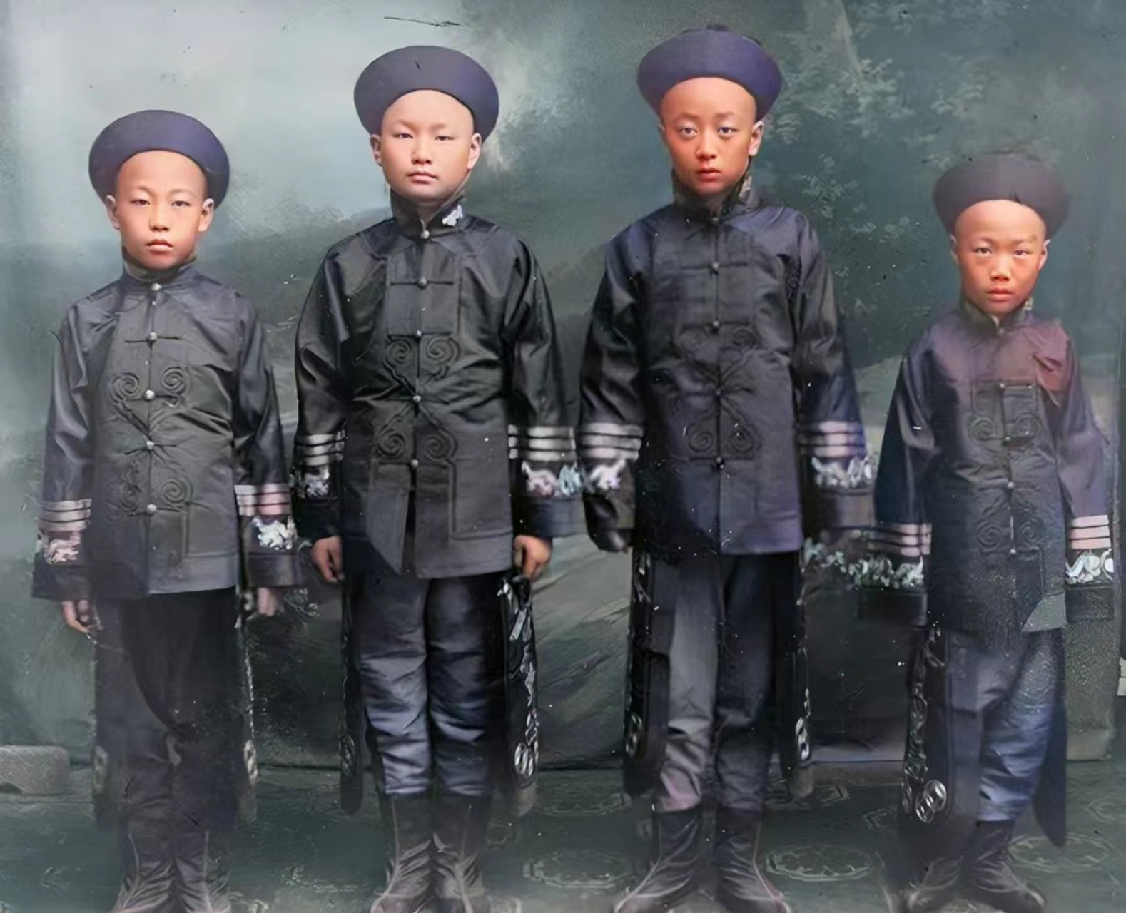 北洋海军成立的第二年,清政府在刘公岛设立"威海水师学堂",这是一所