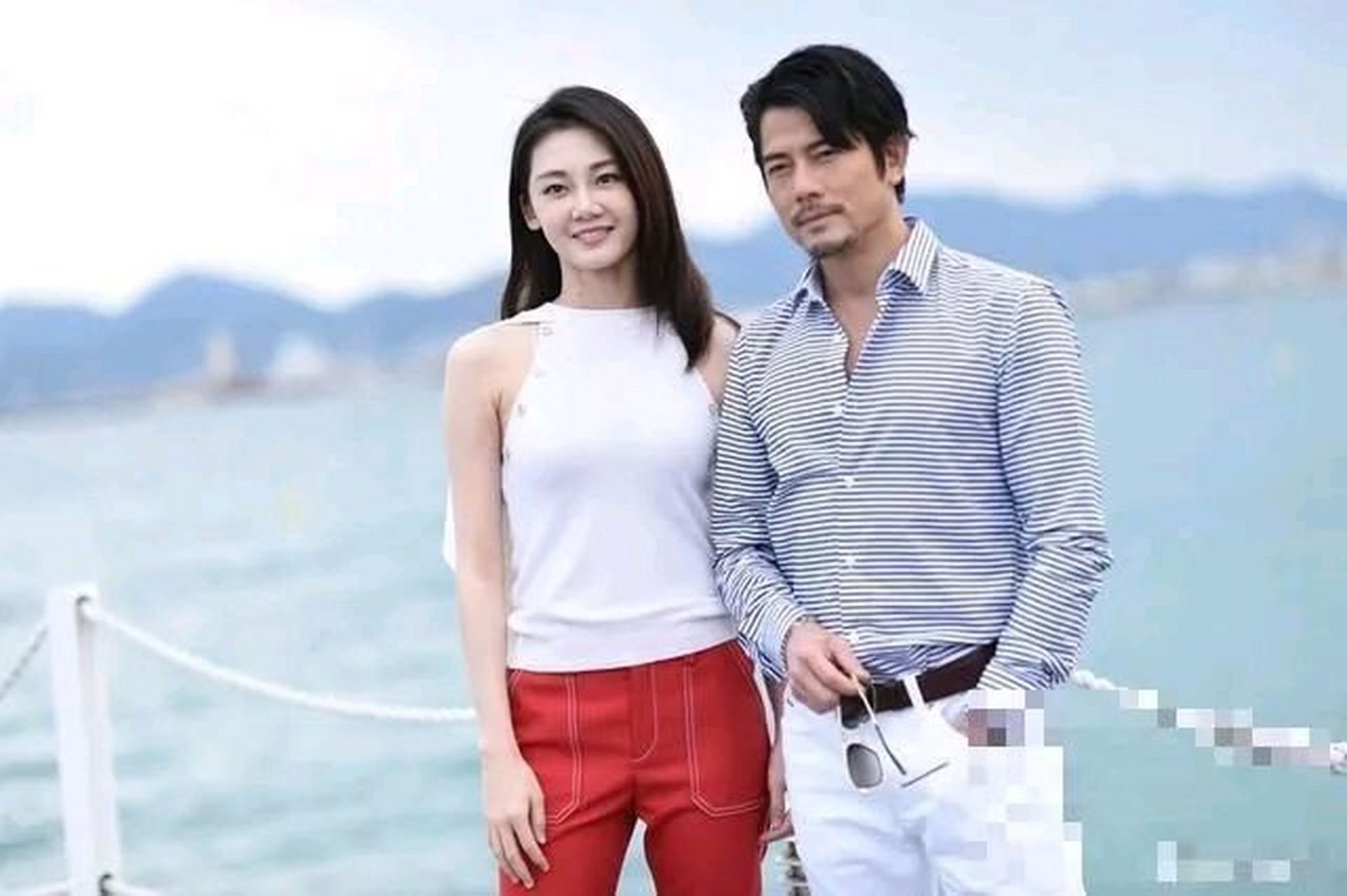 郑恺的老婆苗苗时髦起来真有范,一身白 红穿搭,像换了个人似的  苗苗