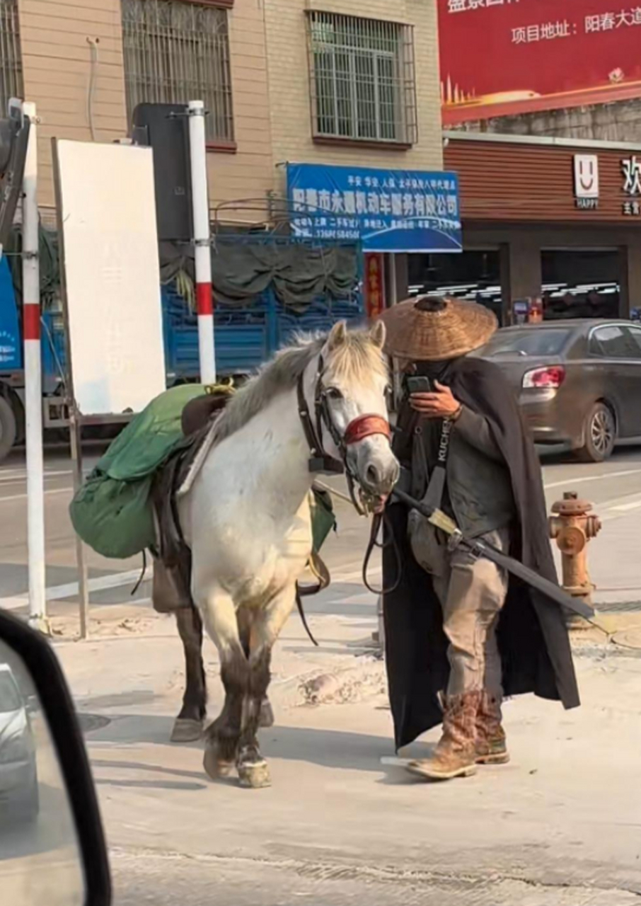 仗剑走天涯的大侠,是在看导航吗?