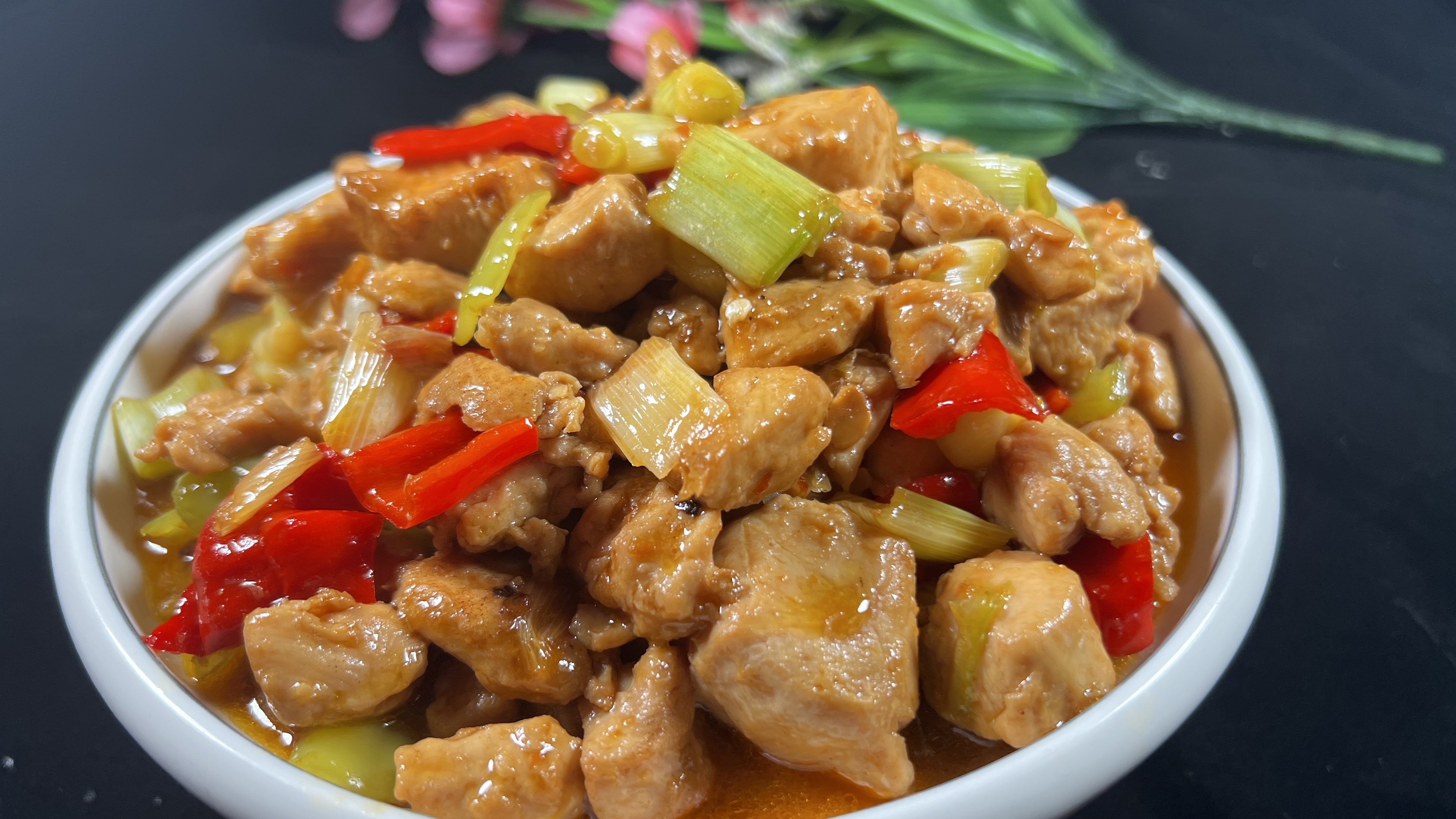 葱爆鸡胸肉的家常做法,鲜嫩好吃不腥不柴,下酒下饭一绝
