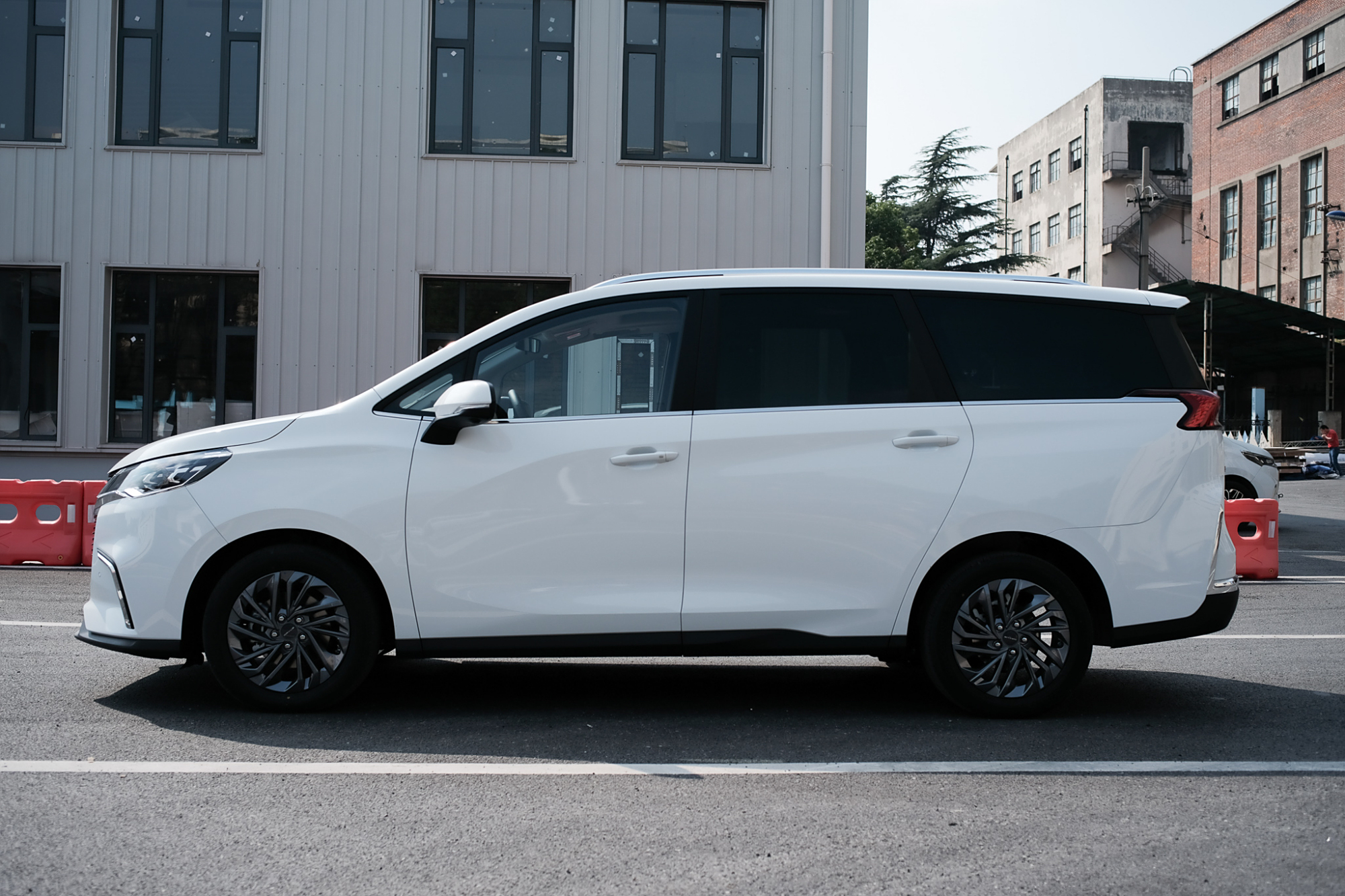 国人傲娇-大七座纯电mpv