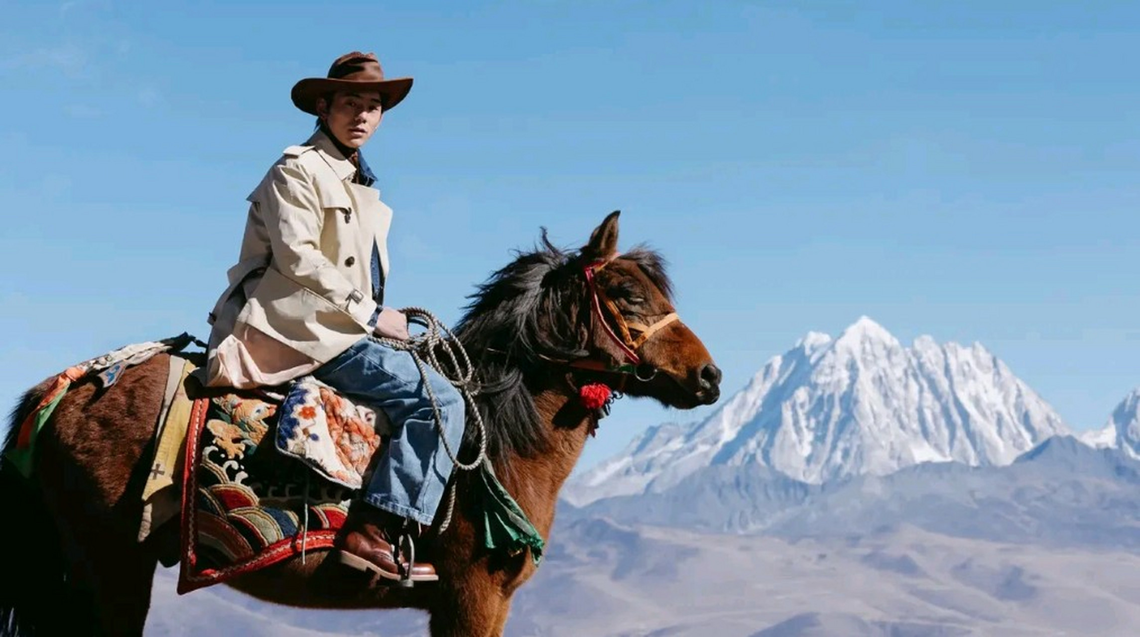 丁真发微博了,送上了一组草原大片 那个在草原上奔驰的少年,许久不见