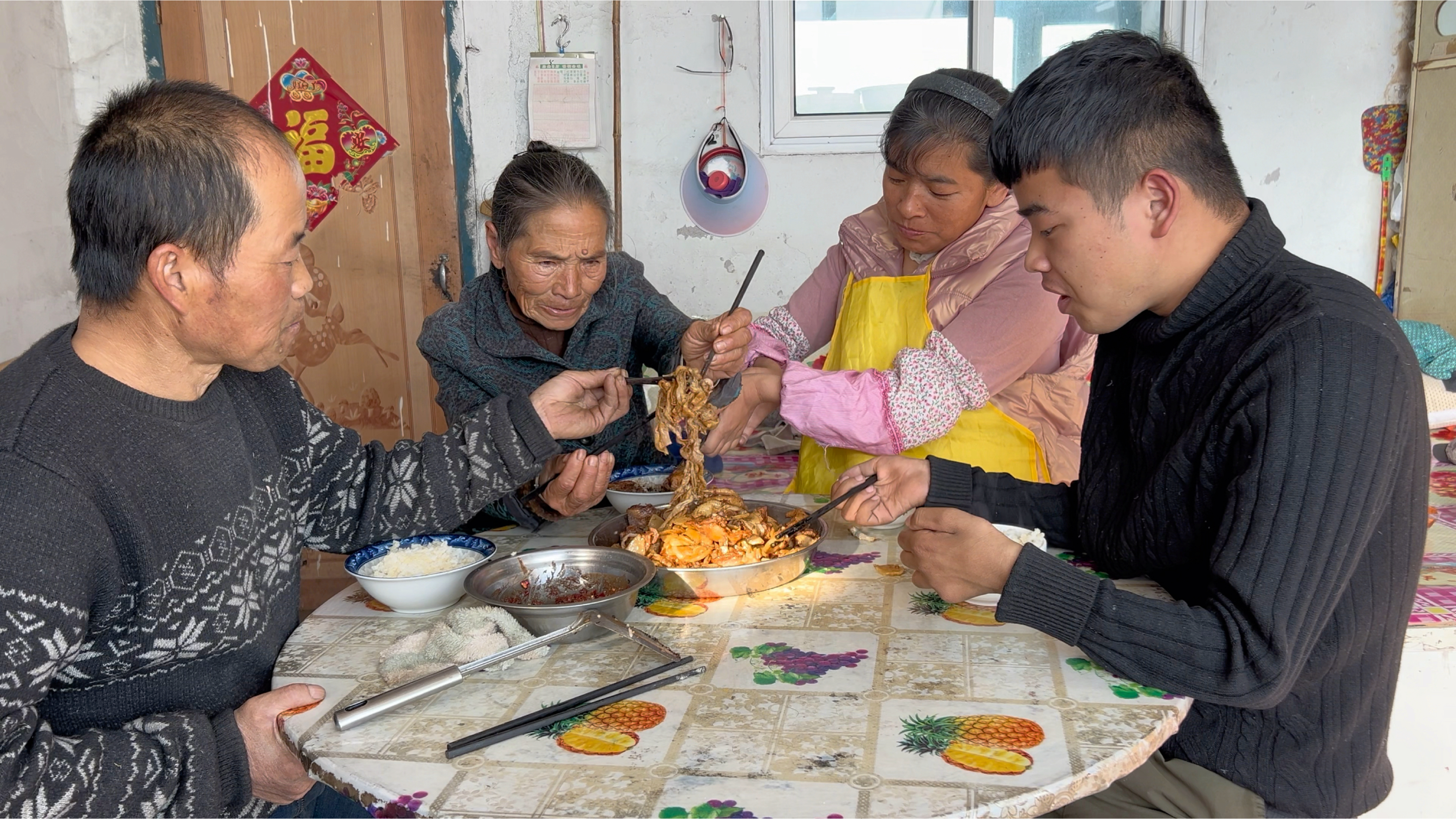 小强一家改善伙食，70多岁的姥姥下厨做饭，鸡肉炖土豆干，太香了