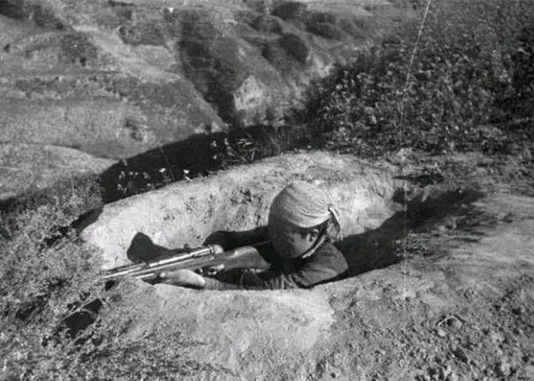 1945年初,山东下崖村,八路军战士赵友金埋伏敌人太专注,没听见撤退