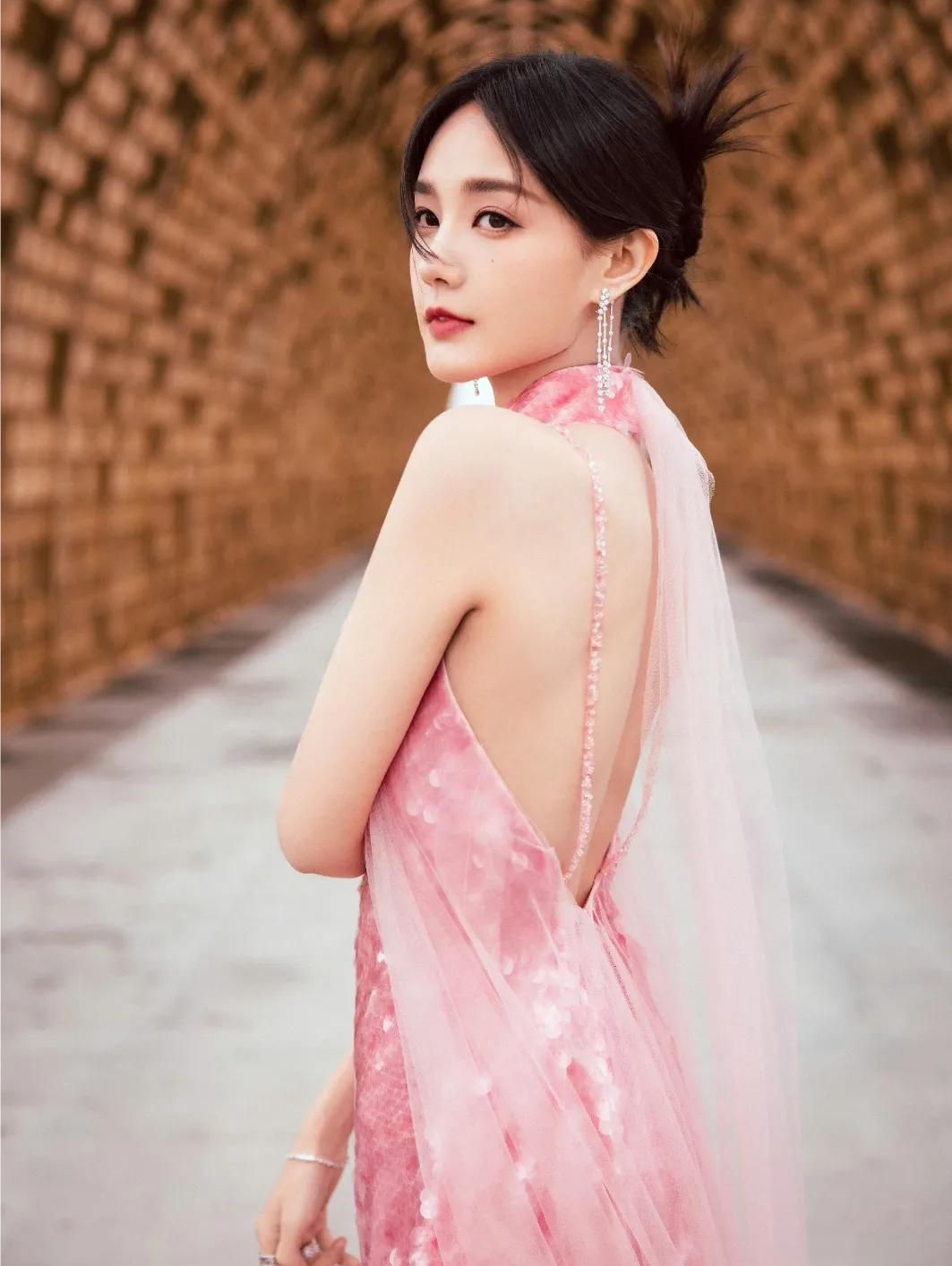 李一桐的都市美好有氛围感!一袭粉色抹胸裙好甜美动人,慵懒粉嫩