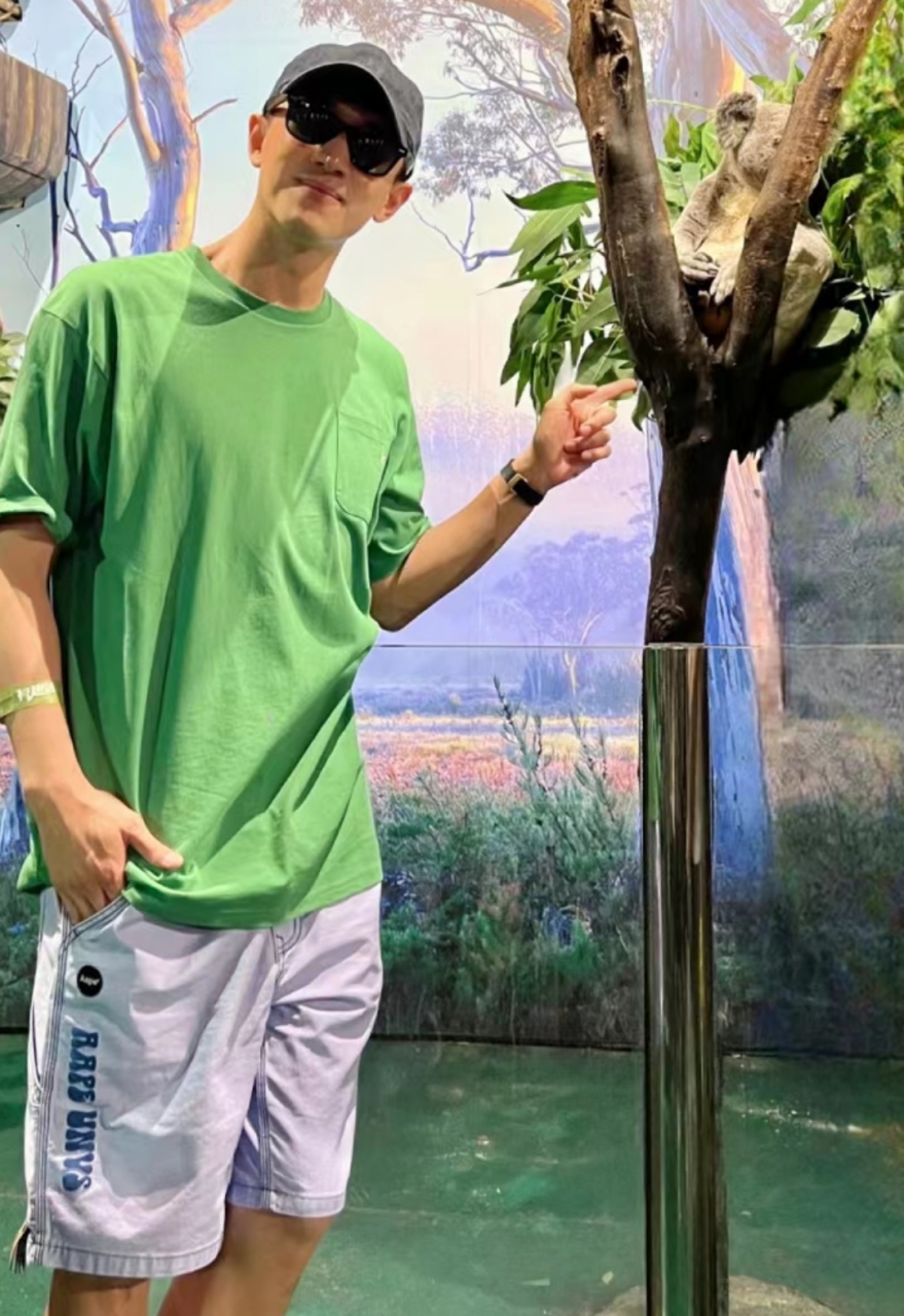 林更新晒假期照片,戴着墨镜在广州塔下面拍合影,有点帅气,还有点喜感.