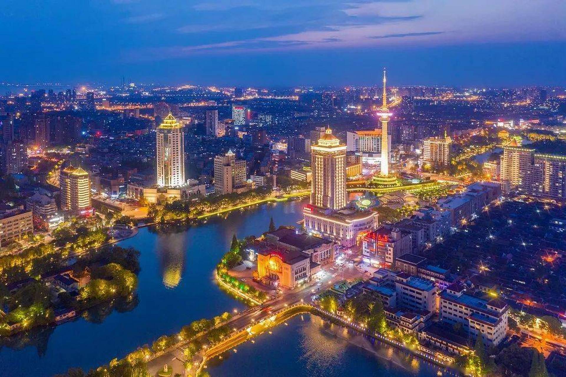 南通是江苏省的一座城市,位于长江口的北岸,东临黄海.