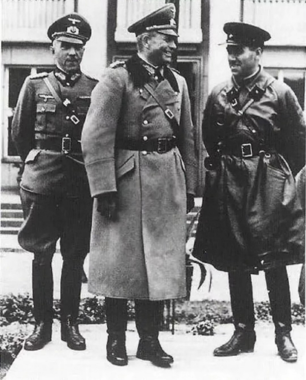 中间的那个人德军指挥官海因茨古德里安,右边穿黑色皮大衣的是苏军