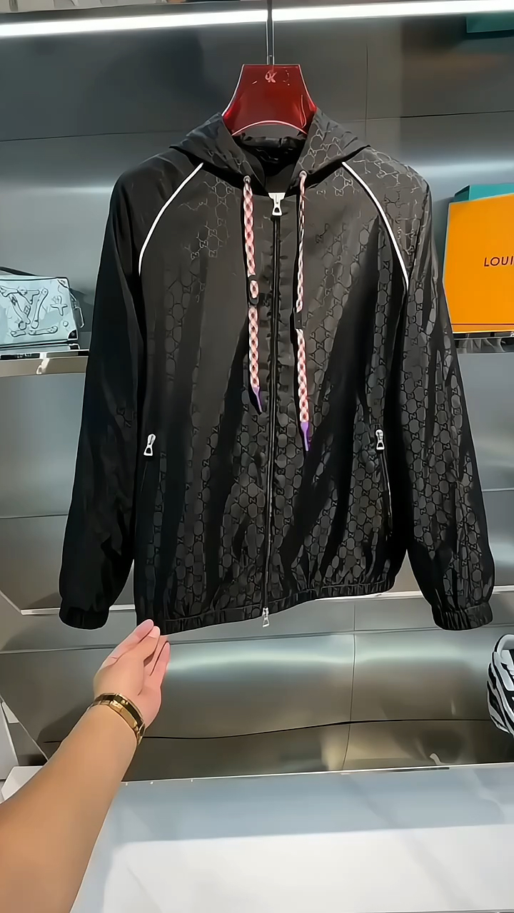 奢侈品衣服推荐#古驰新款满印logo字母外套真的太美啦!