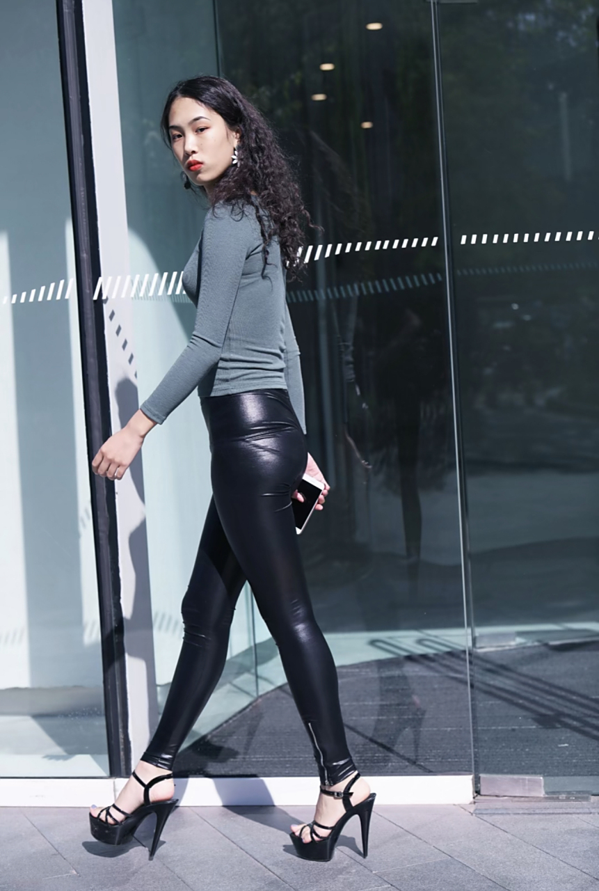 机车皮裤美女
