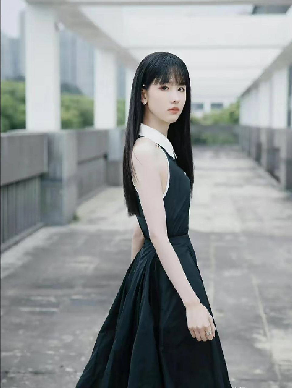 陈都灵黑色公主裙造型写真,黑长直齐刘海好美