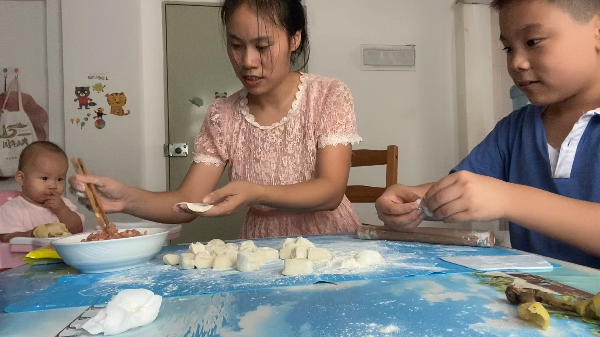面食小白彤彤妈包饺子什么形状都有饺子皮比较厚,但味道不赖