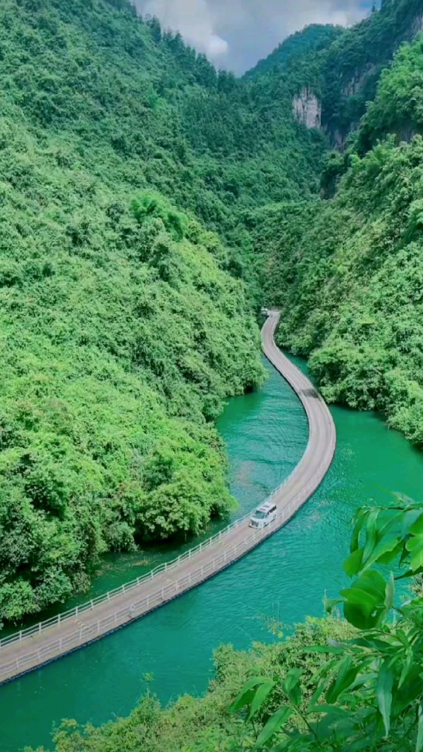 恩施狮子关水上浮桥车在水上走人在画中游快来体验吧