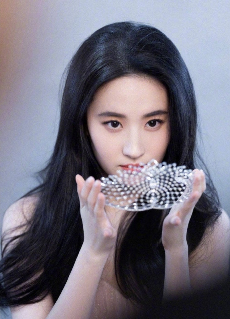 戴上皇冠,刘亦菲就是公主本人