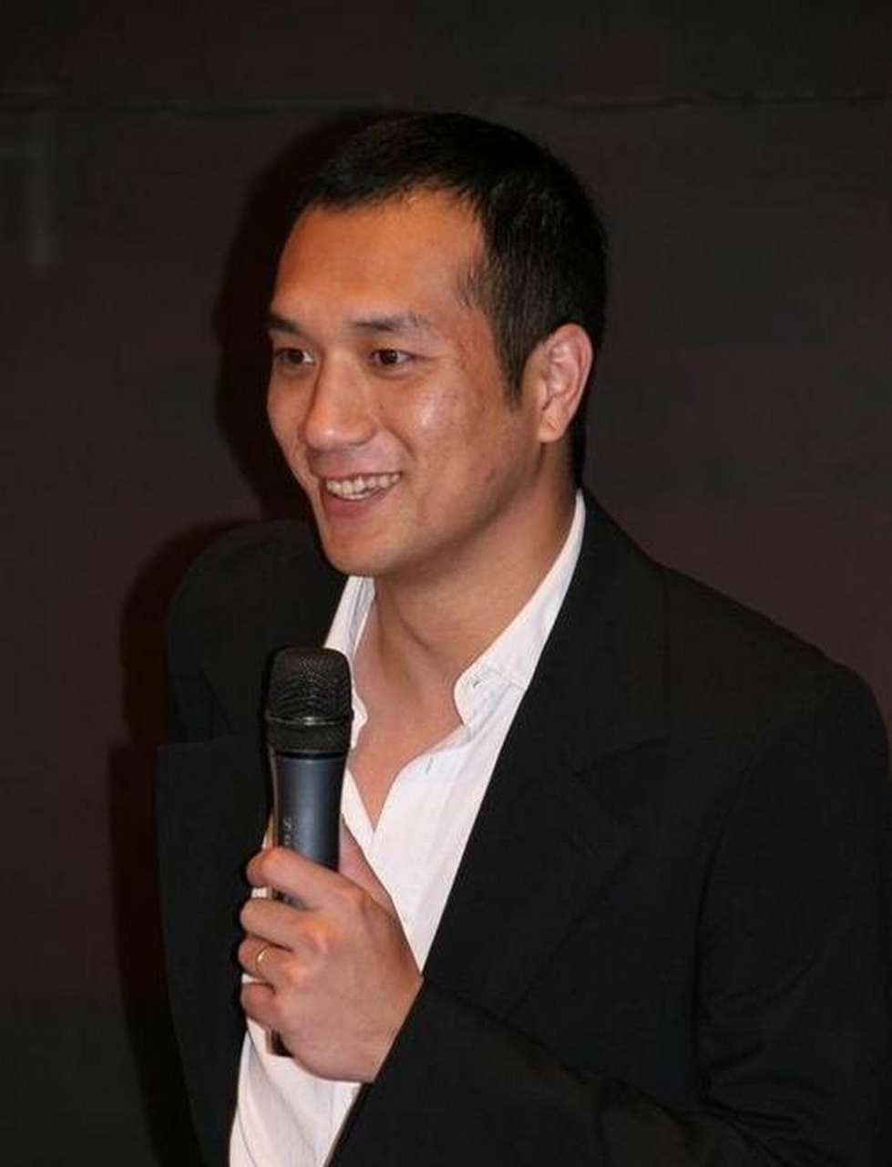 黄觉的皮肤状态确实不好,演《像风一样离去》时因为脸上坑坑洼洼导致