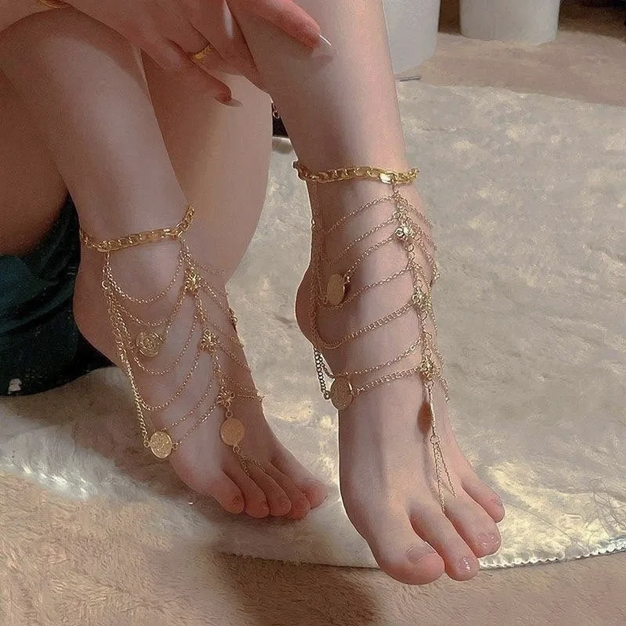 女生戴脚链的含义,寓意吉祥,一些脚链的设计会寓意吉祥和好运,增加