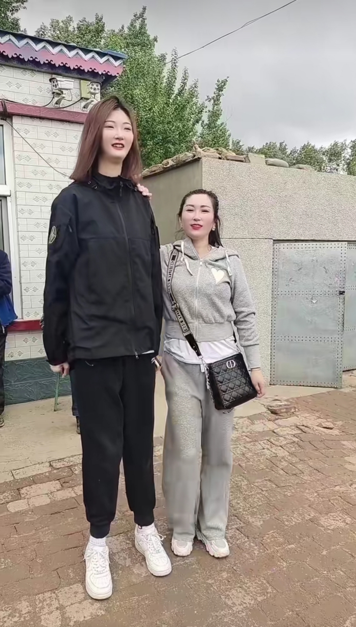 表妹身高2米26,我1米75的身高,站在她面前和小孩似的!