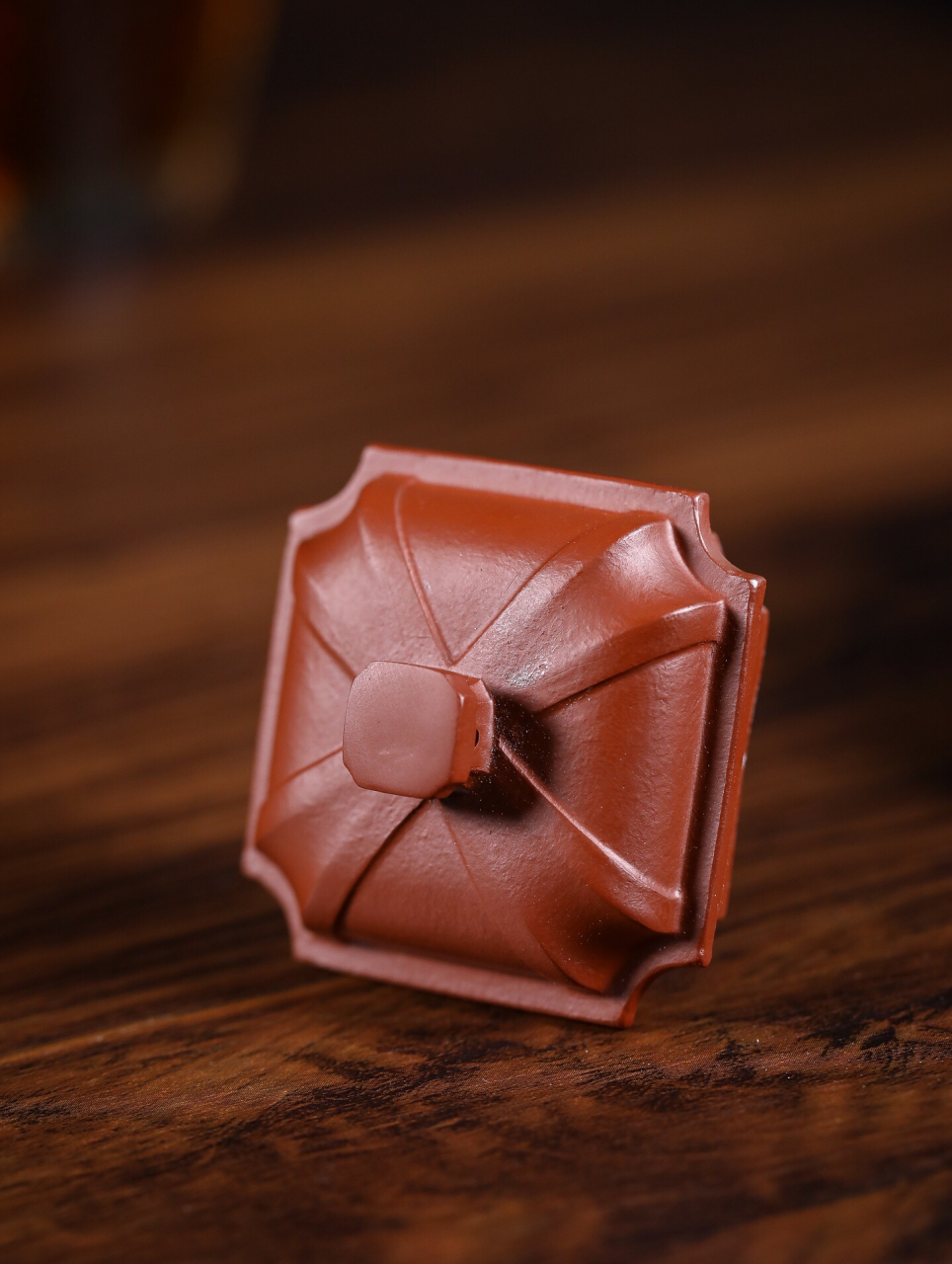 王强制作的朱泥四方传炉壶,其容量为150毫升,拥有12个出水孔.