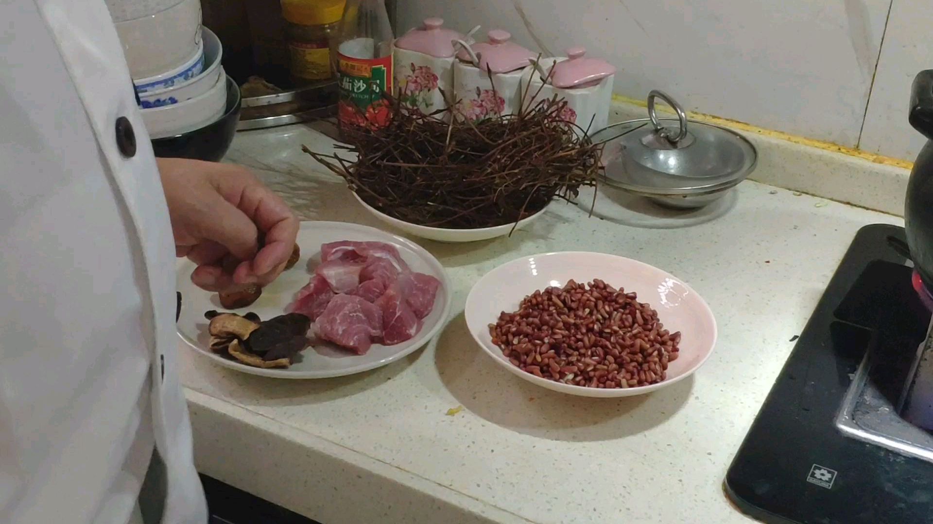 大厨教你煲靓汤,鸡骨草赤小豆煲瘦肉汤