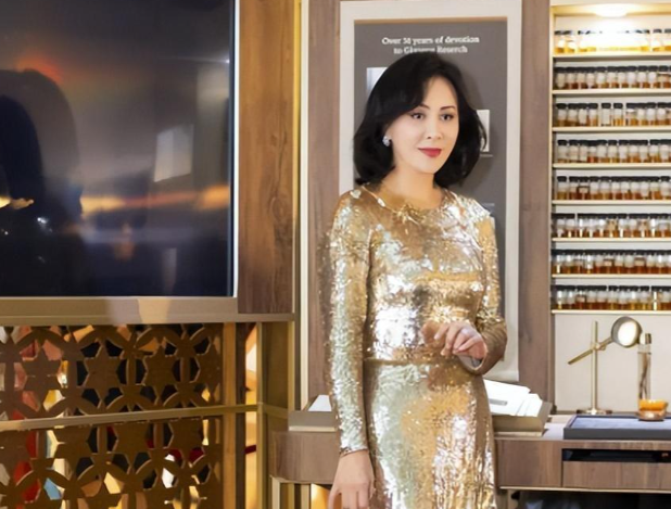 刘嘉玲晨跑被拍,素颜和普通老太太无差异,网友:是谁家老奶奶?