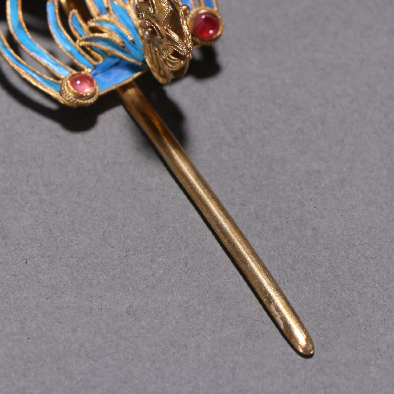 清代 银鎏金点翠凤纹发簪一对. 规格:长12.7㎝宽5㎝总重35g