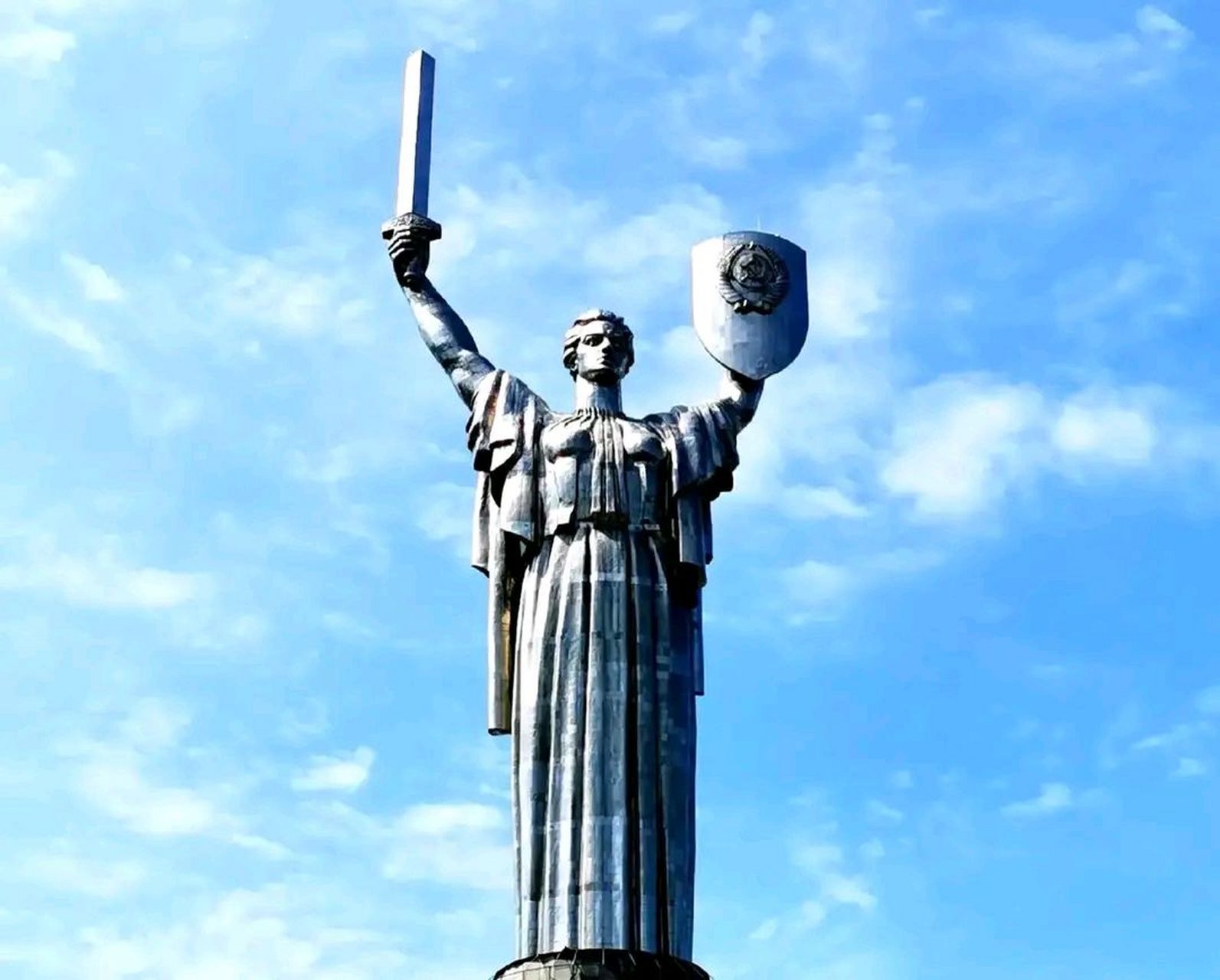 泽连斯基已经下令拆除苏联标志的祖国母亲雕像的苏联国徽  当地时间7